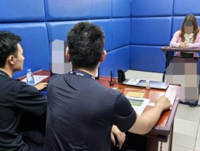 为等同行人上车强行阻挡列车车门关闭，一旅客被深圳铁路警方行拘
