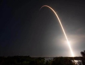 美国一企业用SpaceX猎鹰9号办“太空骨灰游”，飞船失控，150人骨灰全扬了太平洋，公司：正挨个跟家属联系