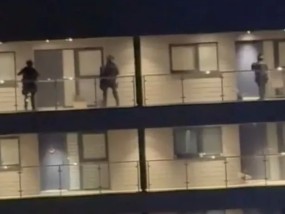 普利茅斯事件：我们所知道的一切，警察聚集在沿海城市的住宅街道上