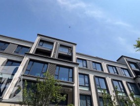 上海一别墅小区没有顶？业主傻眼，开发商：按图纸盖的