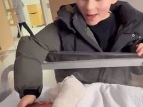 《好莱坞橡树》女星斯蒂芬妮·戴维斯在把自己的新生儿介绍给自己的兄弟姐妹后“抽泣”