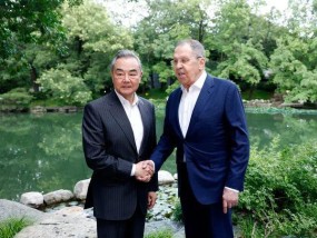 王毅在北京会见拉夫罗夫，两人都没打领带